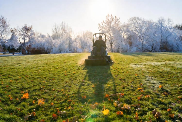 The Lawn Winter Mowing Height: Final Cut Before Snow